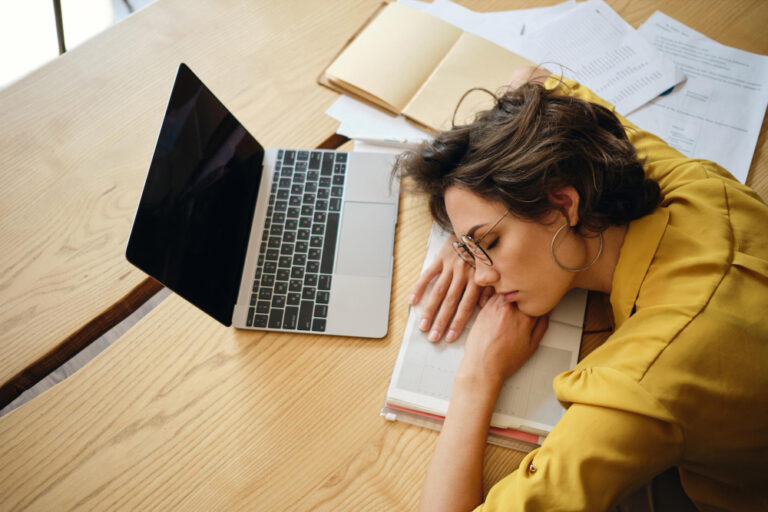 femme qui s'endort au travail